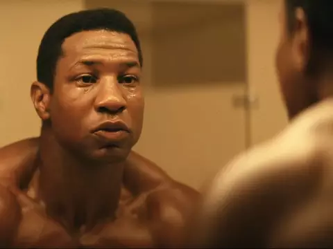 Jonathan Majors cai de janela e escancara produção caótica; veja