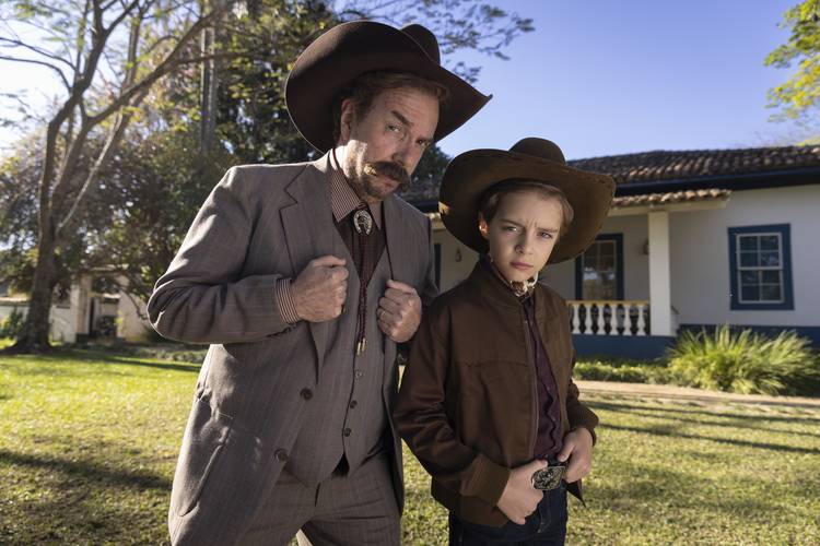 Dotô Agripino (Augusto Madeira) e Genesinho (Enzo Henrique) no filme de Chico Bento (Divulgação/Fabio Braga)