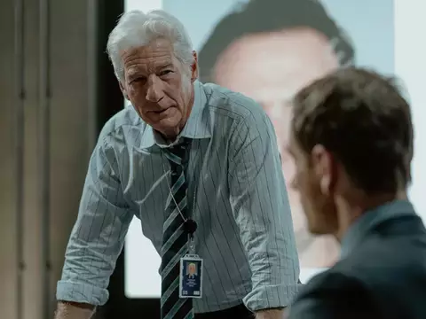 Richard Gere e Michael Fassbender, em cena de The Agency