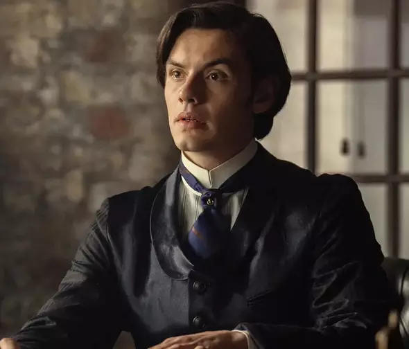 Louis Partridge em House of Guinness (Reprodução)