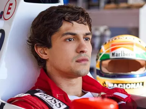 Gabriel Leone em cena da série Senna, da Netflix
