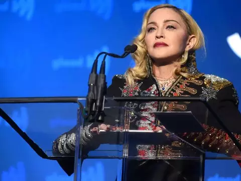 Madonna em cerimônia do GLAAD Awards (Foto via Jamie McCarth/AFP)