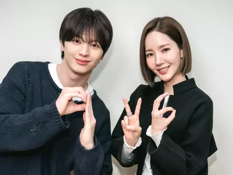 Sungjae e Park Min-young nos bastidores de Nine to Six (Reprodução)