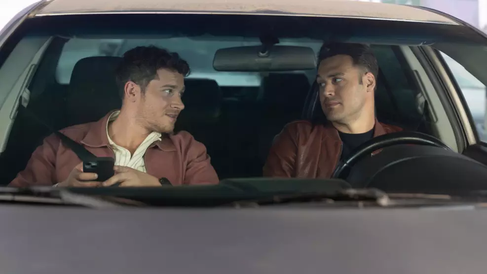 Foto de Ryan Guzman e Oliver Stark em episódio de 9-1-1