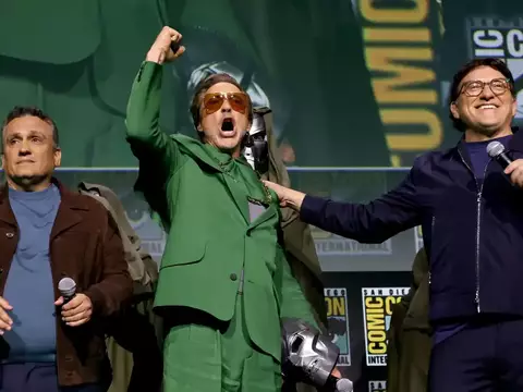 Robert Downey Jr. ao lado dos irmãos Joe e Anthony Russo Painel Vingadores: Doutor Destino/Divulgação