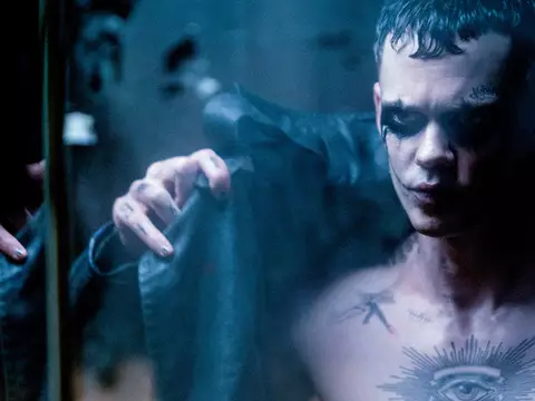Bill Skarsgård em cena de O Corvo