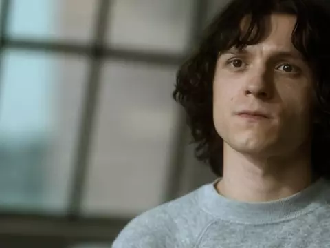 Tom Holland em Entre Estranhos (Reprodução)