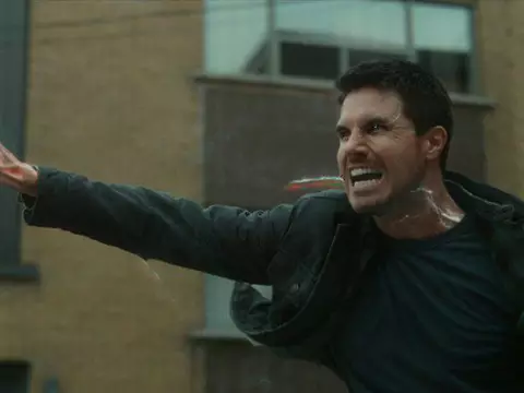 Robbie Amell encara legião de policiais no trailer de Code 8: Parte 2; assista