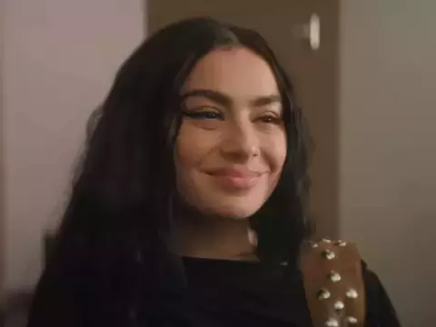 The Moment | Filme estrelado por Charli XCX ganha novo trailer, assista