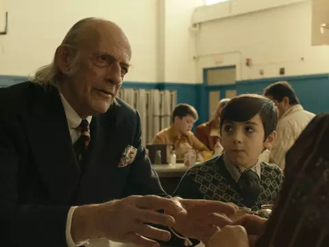 Christophr Lloyd em cena de Bar, doce Lar (Prime Video/Divulgação)