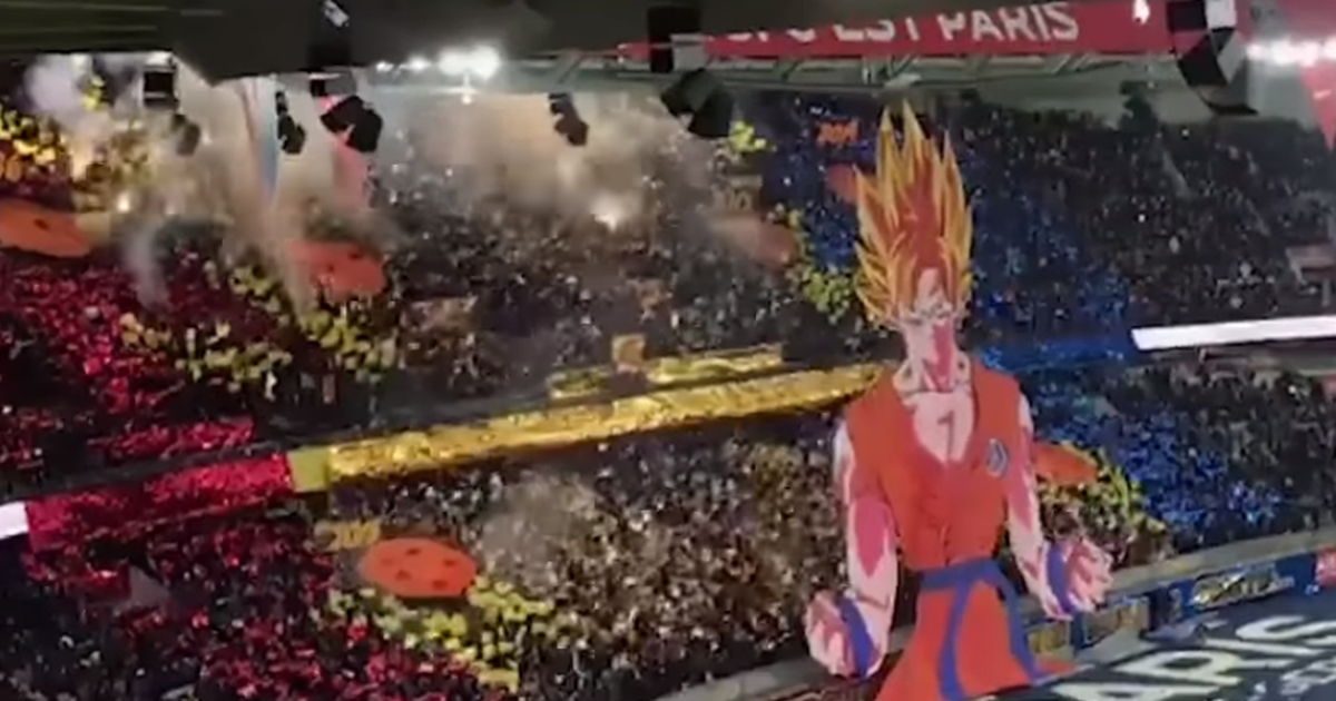 Em jogo de futebol, torcedores levantam bandeirão do Goku, de Dragon Ball -  NerdBunker