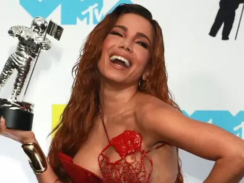 Anitta com o seu troféu do VMA 2022 (Andres Kudacki / AFP)