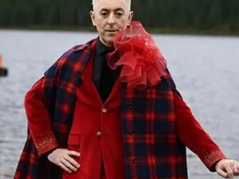 Alan Cumming apresenta reality show escondido no Prime Video