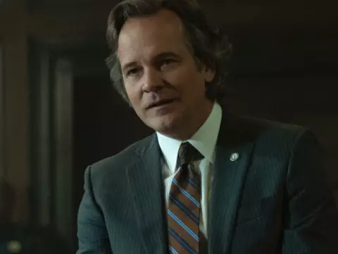 Peter Sarsgaard em Acima de Qualquer Suspeita (Reprodução)