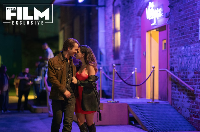 Glen Powell e Adria Arjona em Hit Man