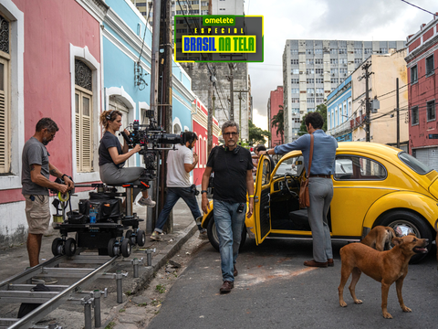 O Agente Secreto ganha foto inédita com Kleber Mendonça Filho nos bastidores