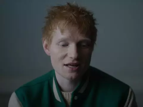 Ed Sheeran no trailer de "Old Phone" (Reprodução)