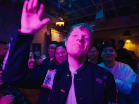 Ed Sheeran Lança Clipe 'Sapphire' Gravado na Índia com Participação de Arijit Singh