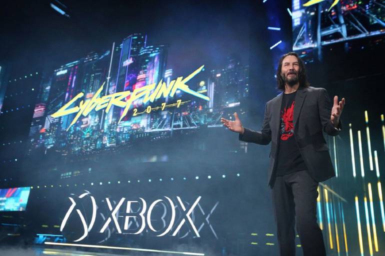 Imagem de Keanu Reeves no palco da E3 2019