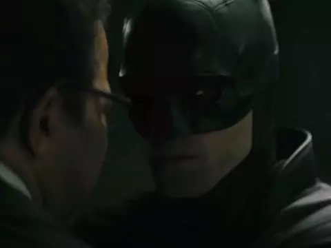 Robert Pattinson e Jeffrey Wright em Batman (Warner Bros/Reprodução)