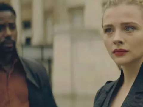 Chloë Grace Moretz em cena de Periféricos (Reprodução)