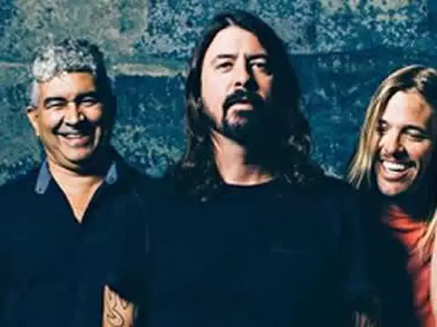Foo Fighters faz cover de "Seven Nation Army", do White Stripes, ao lado de médico de Dave Grohl - assista