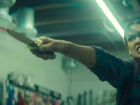 Alerta de Risco, novo filme da Netflix, faz Jessica Alba virar Chuck Norris