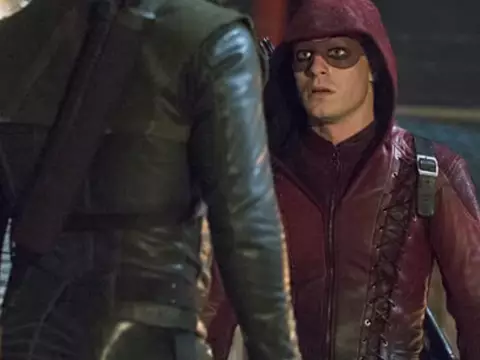 Colton Haynes em cena de Arrow (Reprodução)