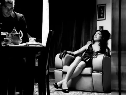 Amy Winehouse no videoclipe de Back to Black (VEVO/Reprodução)