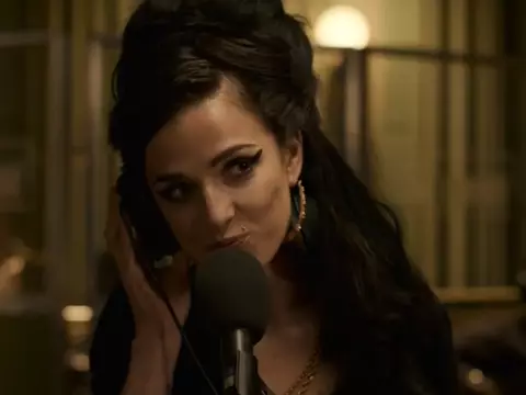 Amy Winehouse aparece ao lado do marido em nova foto de Back to Black; veja