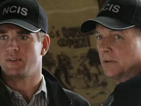 NCIS: Origins | Confira imagens do reencontro entre Mark Harmon e Michael Weatherly