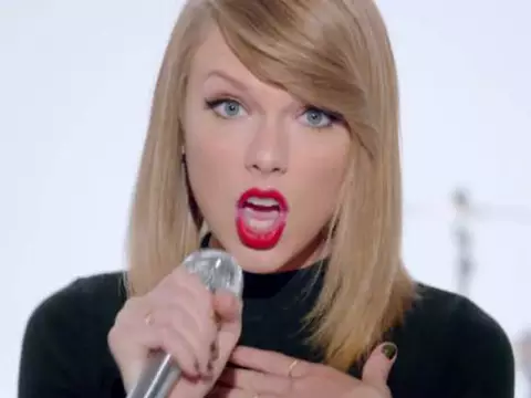 Taylor Swift em clipe de "Shake it Off" (Reprodução)