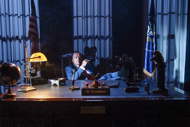 Arnold Schwarzenegger como o presidente dos EUA em Kung Fury