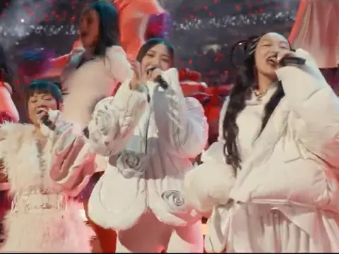 Guerreiras do K-pop | HUNTR/X cantam “Golden” em jogo da NFL; assista