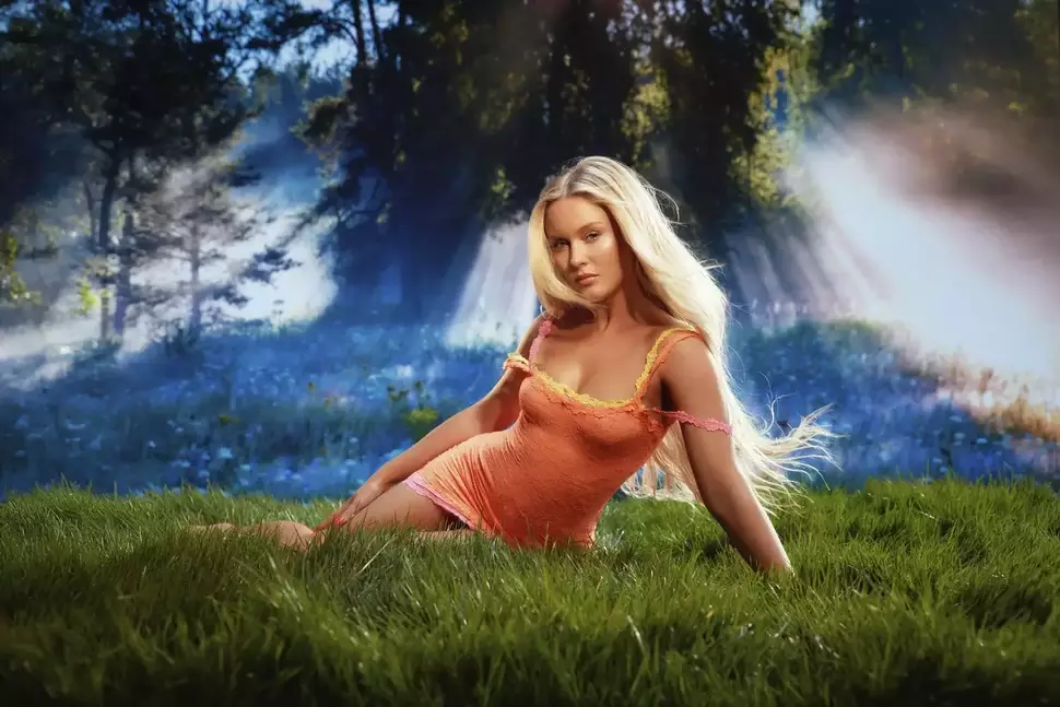 Capa fotográfica da fonte da Entre Telas: Zara Larsson detona Casa Branca por vídeo do ICE usando "Midnight Sun"