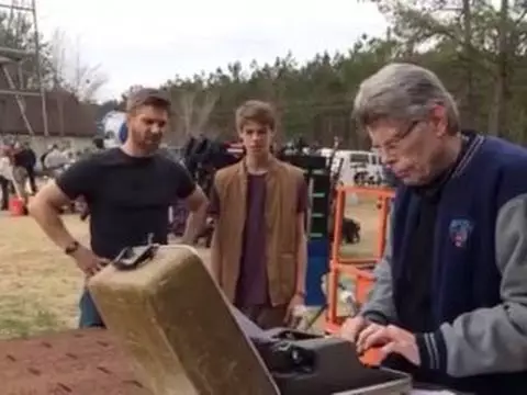 Under the Dome | Stephen King "twitta" em máquina de escrever em vídeo da segunda temporada