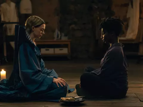 Anne Hathaway e Michaela Coel em Mother Mary (Reprodução)