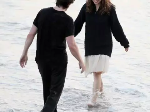 Christian Bale e Natalie Portman em momento ternura no set do novo filme de Terrence Malick 