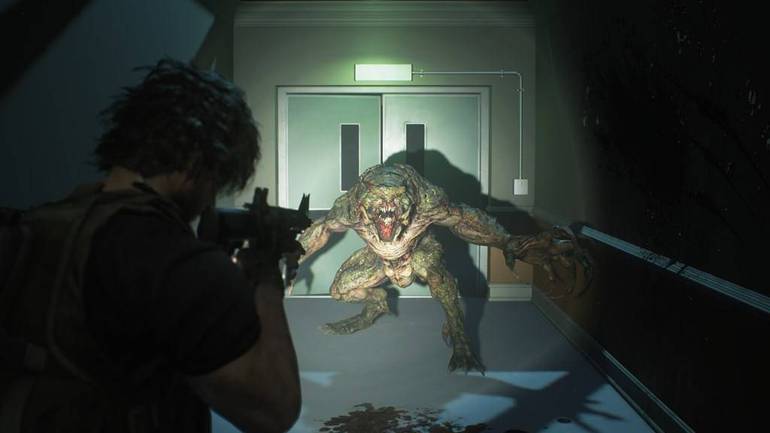 Carlos contra Hunter em Resident Evil 3 (2020); ; veja a análise completa no The Enemy