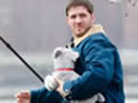 Animal Rescue | Tom Hardy e o filhotinho de pit bull nas primeiras fotos do set