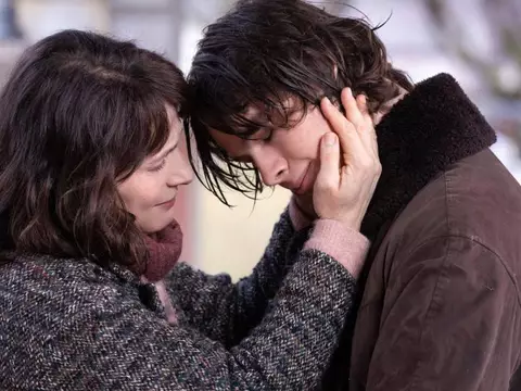 Juliette Binoche e Paul Kircher em Inverno em Paris (Reprodução)