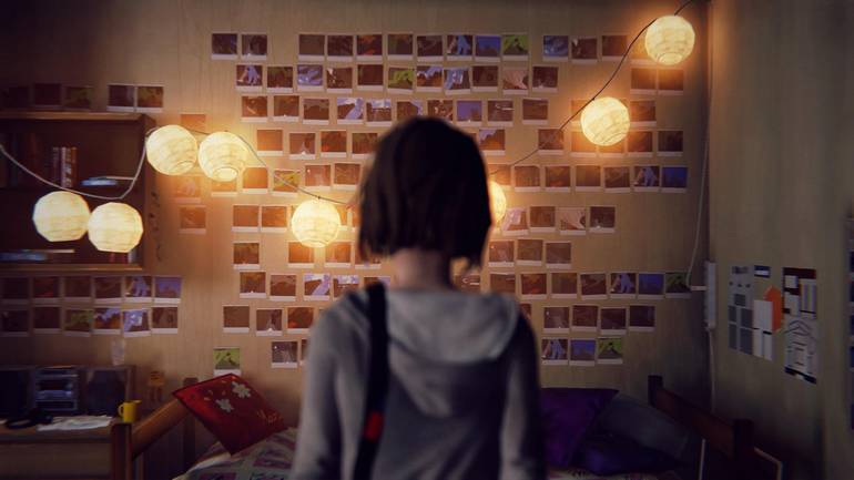Cena do primeiro Life is Strange mostra Max Caufield contemplando a parede de seu quarto, repleta de luzes e fotografias. 