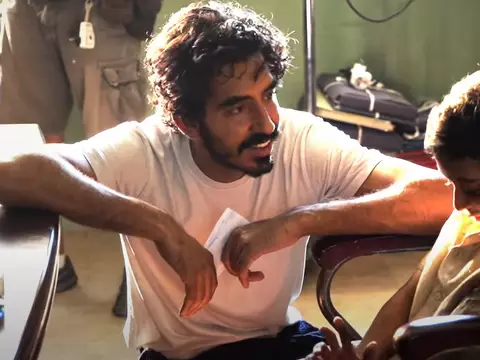 Dev Patel nos bastidores de Monkey Man (Universal Pictures/Reprodução)
