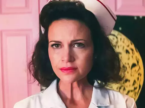 Carla Gugino é uma madrasta impiedosa em novo teaser de Lisa Frankenstein; veja