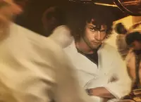 Crítica de Tony | Es una biopic pequeña que se mete en los inicios de Bourdain y su amor con la cocina
