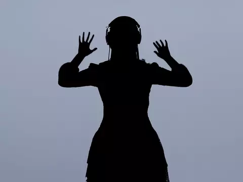 Conheça Ado, a cantora sem rosto que amou o Brasil e a latinidade