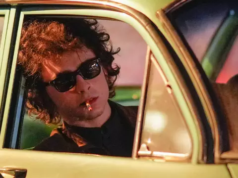 Timothée Chalamet como Bob Dylan, em um carro
