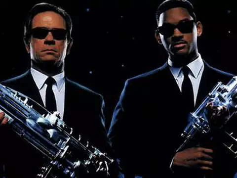 Diretor de Muppets pode assumir crossover de Homens de Preto e Anjos da Lei