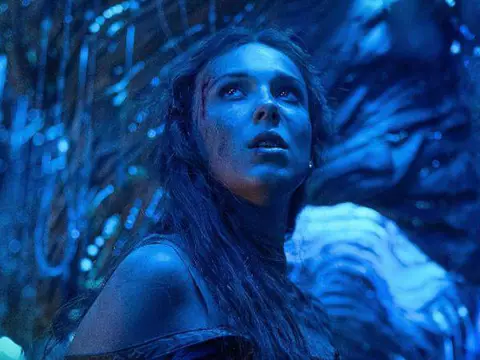 Millie Bobby Brown conhece a rainha má de Robin Wright em cena de Donzela; veja