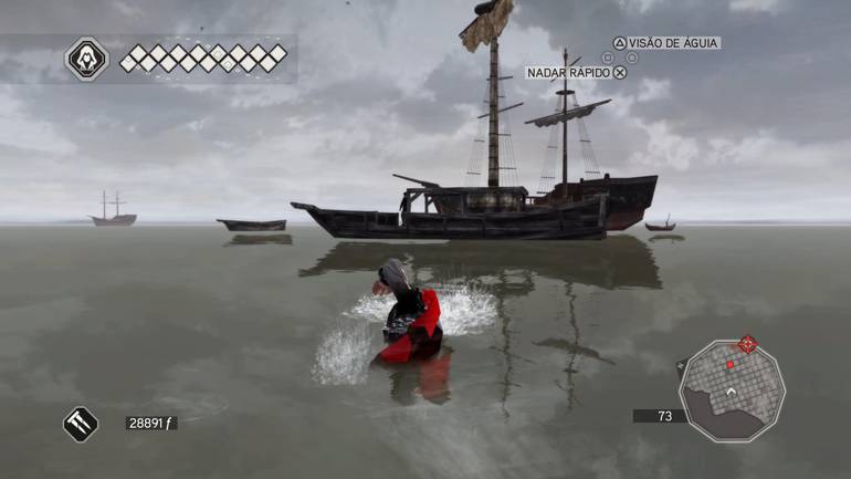 Ezio nada até um navio.